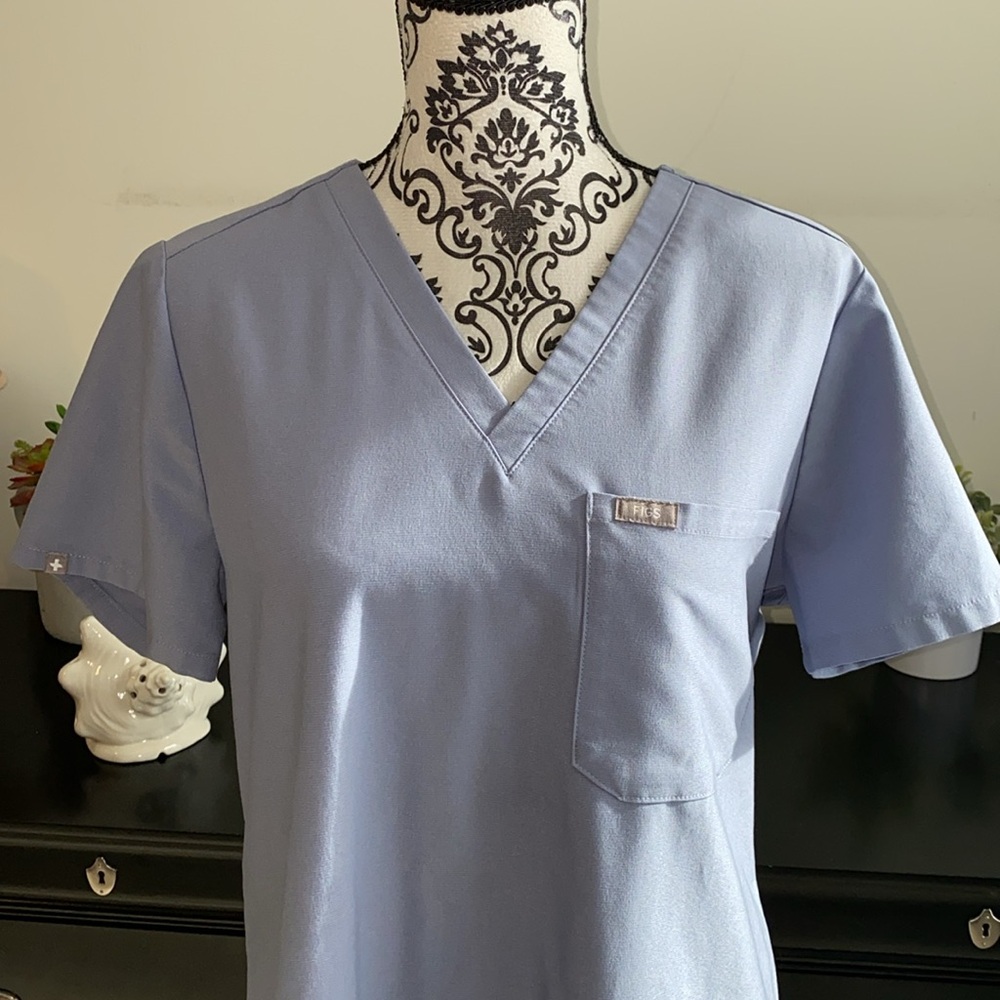FIGS Technical Collection Scrub Top Size Medium - Picture 2 of 9